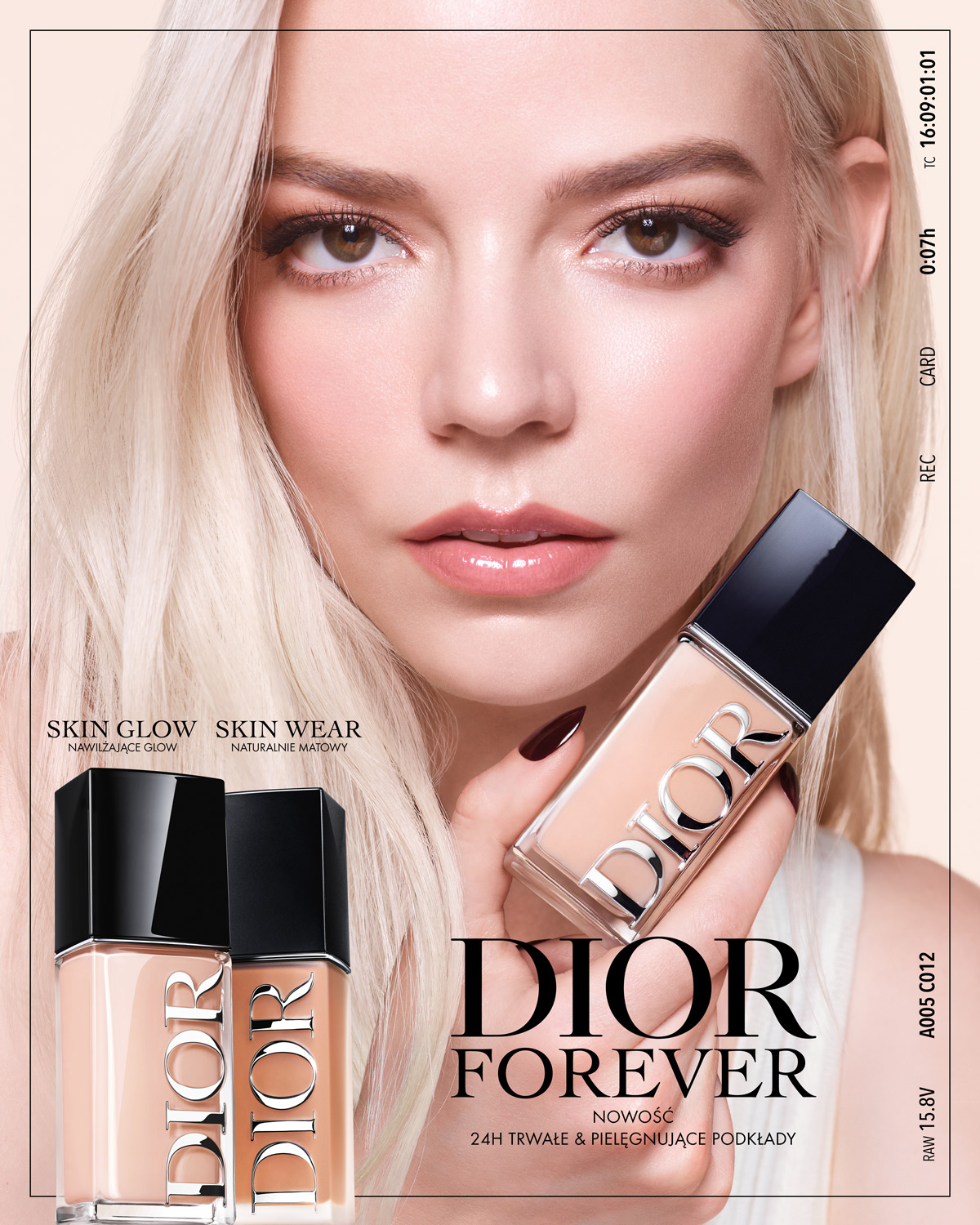 Na pierwszym planie znajduje się modelka z blond włosami, która prezentuje podkład Dior Forever w szklanej butelce z czarną nakrętką, obok znajdują się dwa podkłady Dior, jeden rozświetlający, drugi matujący.