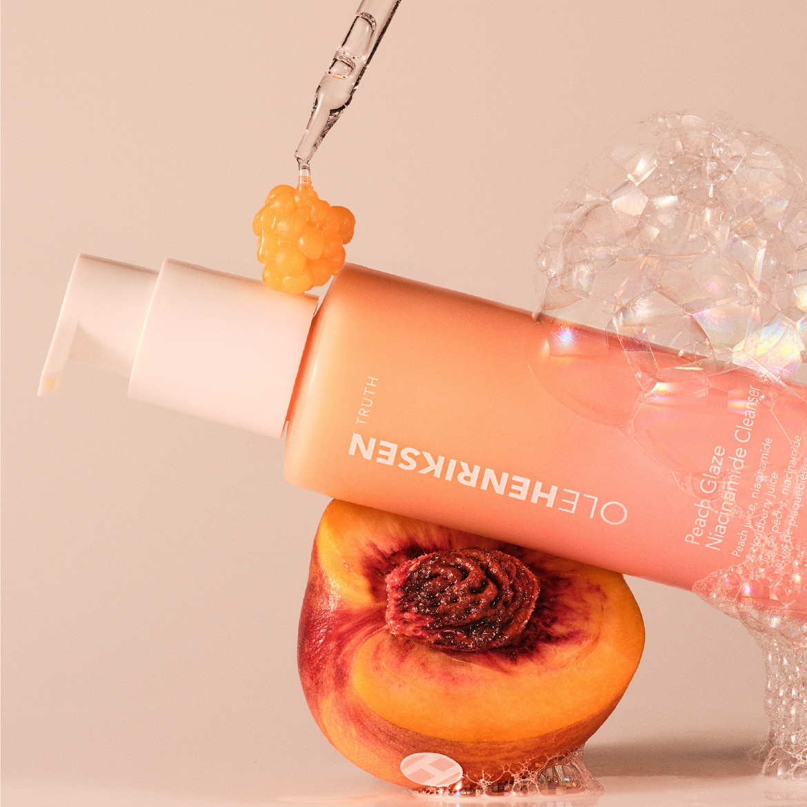 DOUGLAS X OLEHENRIKSEN - PEACH CLEANSER TOOLBOX_1170x1170 - Brand Highlight Teaser 3.jpg