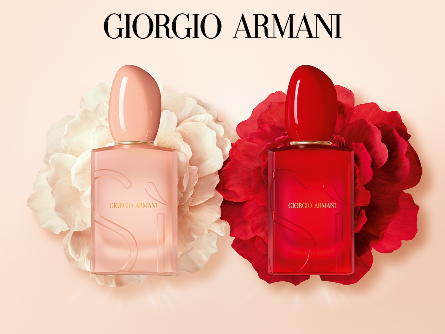 Dwa flakony perfum Giorgio Armani Si, jeden w odcieniu pudrowego różu otoczony białymi kwiatami, drugi w intensywnej czerwieni na tle czerwonych płatków.