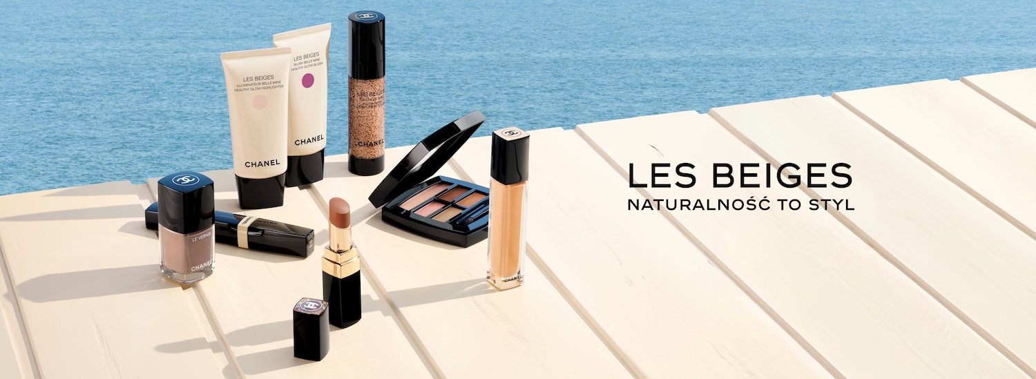 Kolekcja Chanel Les Beiges z pudrami, rozświetlaczami i szminkami w odcieniach nude na tle morskiego krajobrazu, emanująca naturalnym stylem.