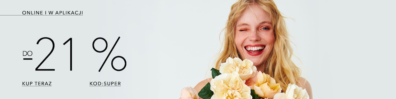 Blond kobieta z szerokim uśmiechem trzyma bukiet kwiatów na tle napisu "Do -21% online i w aplikacji", poniżej znajduje się napis "Kup teraz" i "Kod: SUPER".