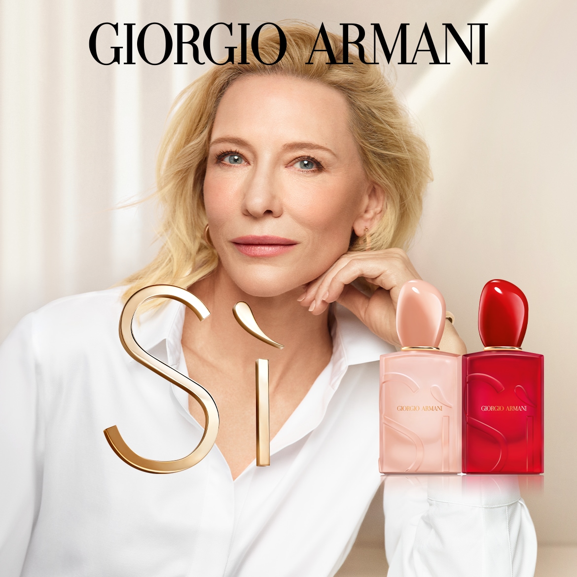 Na zdjęciu Cate Blanchett prezentuje zapachy Giorgio Armani Si w różowych i czerwonych flakonach, emanując elegancją i stylem.