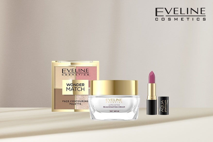Na beżowym tle znajdują się kosmetyki Eveline: paleta do konturowania twarzy Wonder Match, krem do twarzy Ultra-Active Rejuvenating Cream i szminka Aqua Platinum w czarnym opakowaniu.