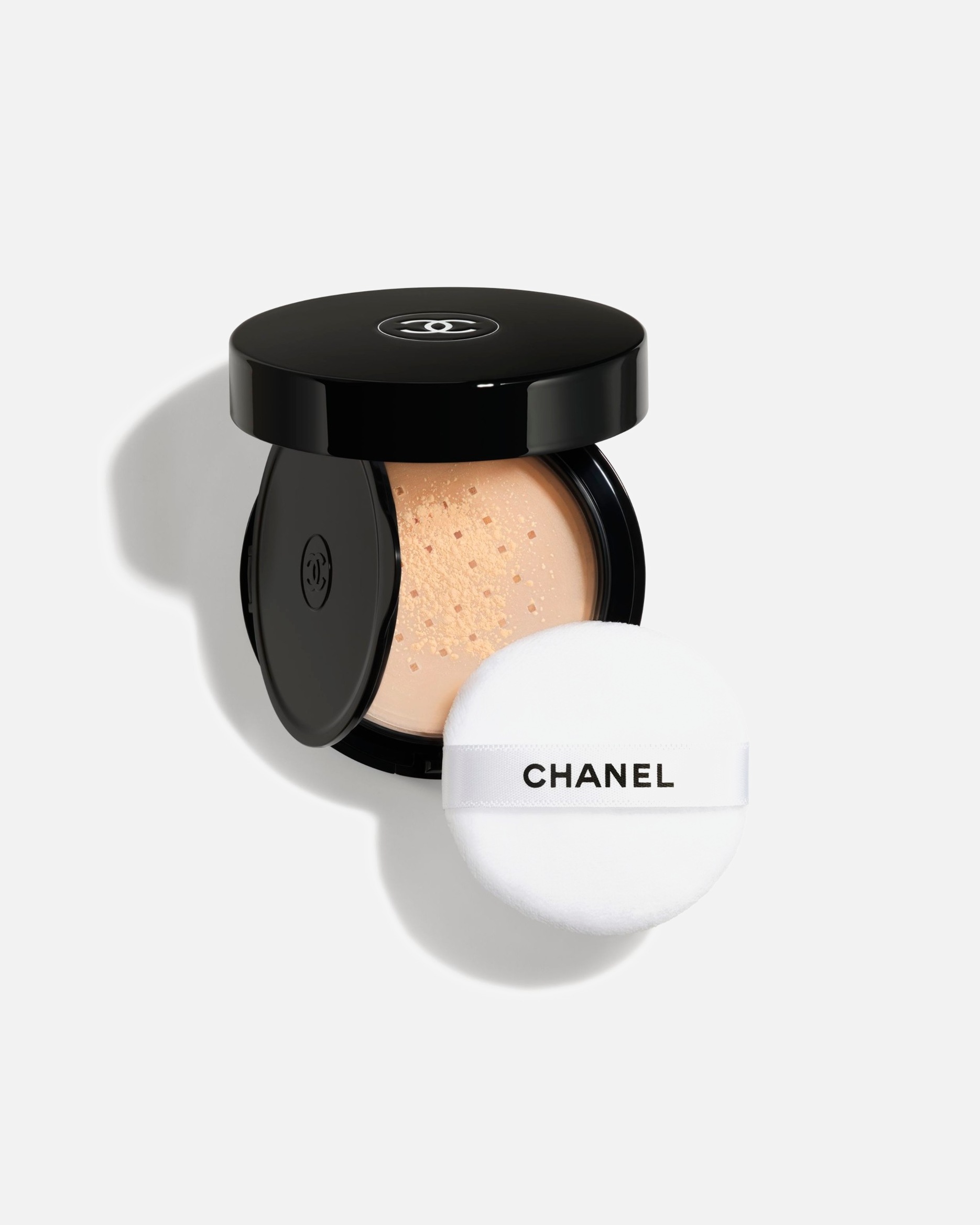 Puder dla Kobieta CHANEL POUDRE UNIVERSELLE CHANEL POUDRE UNIVERSELLE LIBRE PUDER SYPKI DO NATURALNEGO WYKOŃCZENIA MAKIJAŻU.FORMAT PODRÓŻNY. 40 - MEDIUM PLUS
