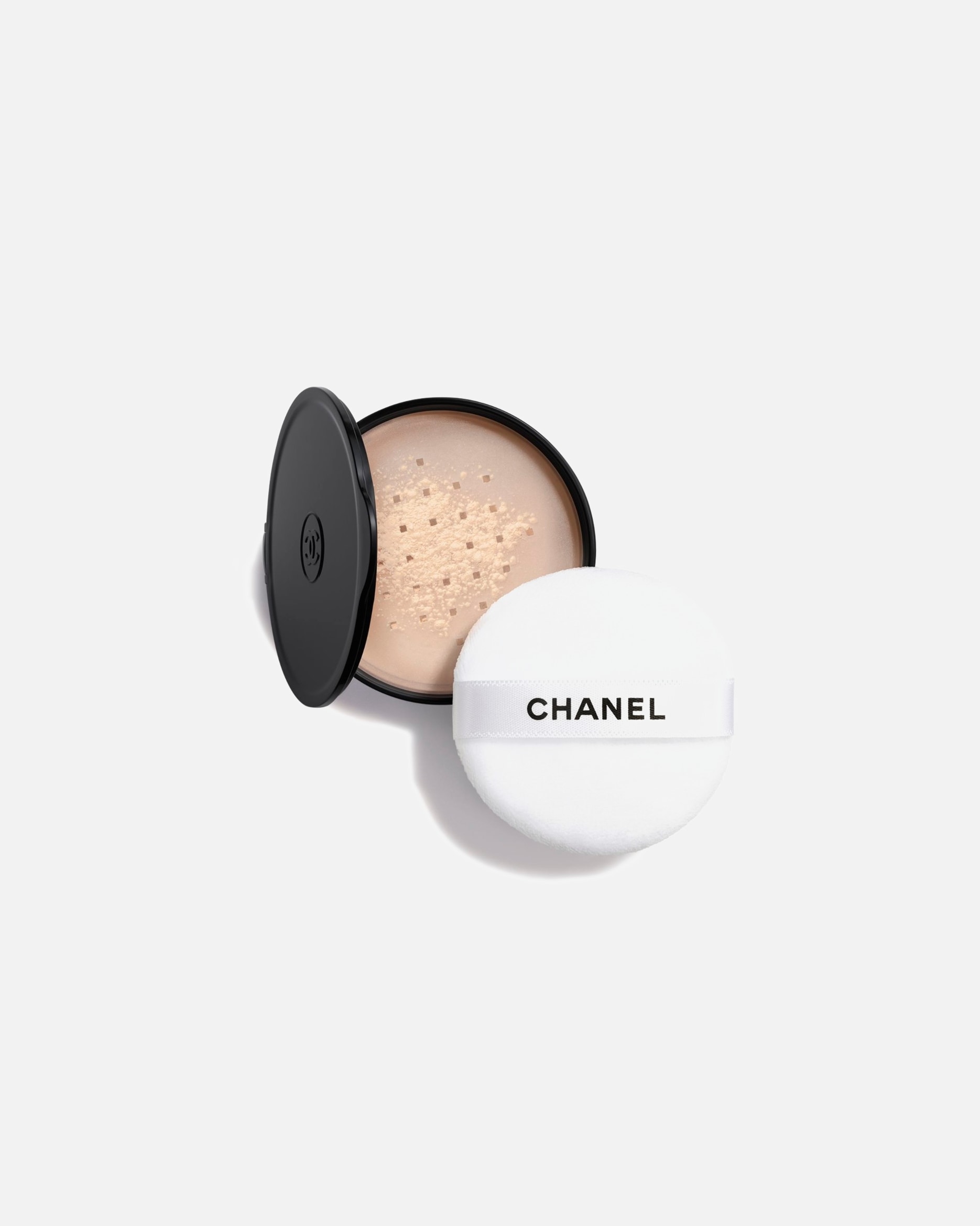 Puder dla Unisex CHANEL POUDRE UNIVERSELLE CHANEL POUDRE UNIVERSELLE LIBRE – WYMIENNY WKŁAD – NATURALNE WYKOŃCZENIE MAKIJAŻU. FORMAT PODRÓŻNY. 30 MEDIUM